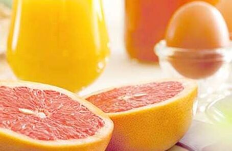 même petit-déjeuner avec des œufs et des fruits